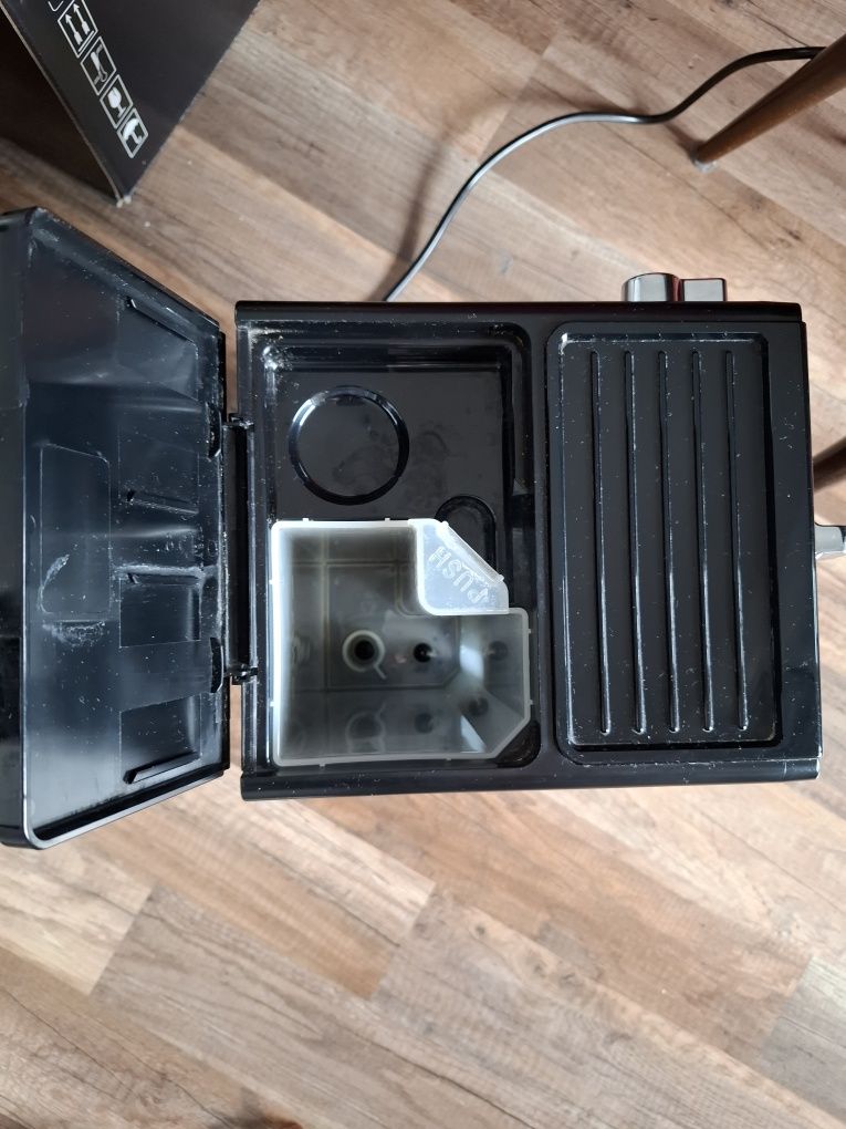 Ekspres do kawy kolbowy Delonghi