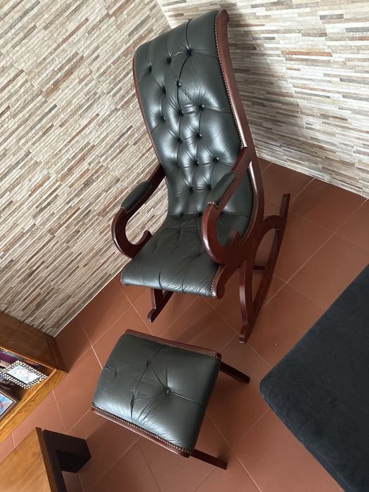 Cadeira de baloiço com apoio para pés