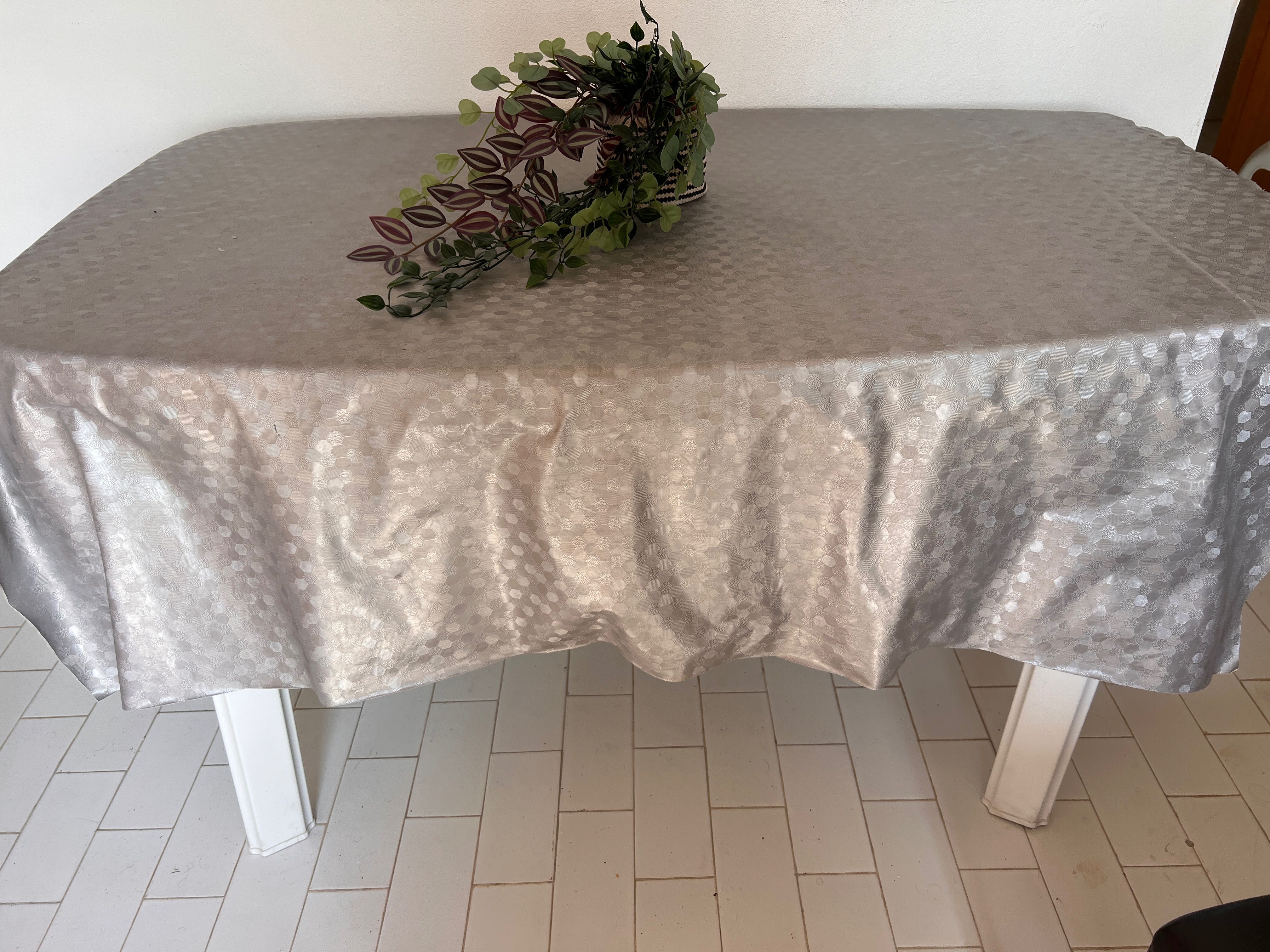 Mesa Plástica Retangular – Excelente para Jardim, Varanda