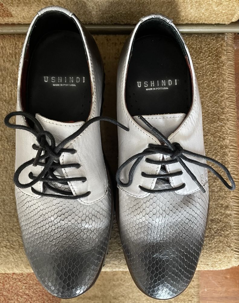 Sapatos pretos e brancos Ushindi