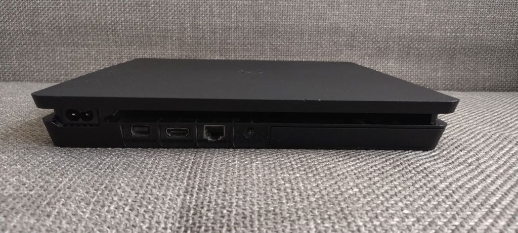 PS4 Slim 1TB + 2 pady + RDR2, GTA V, Chivalry 2