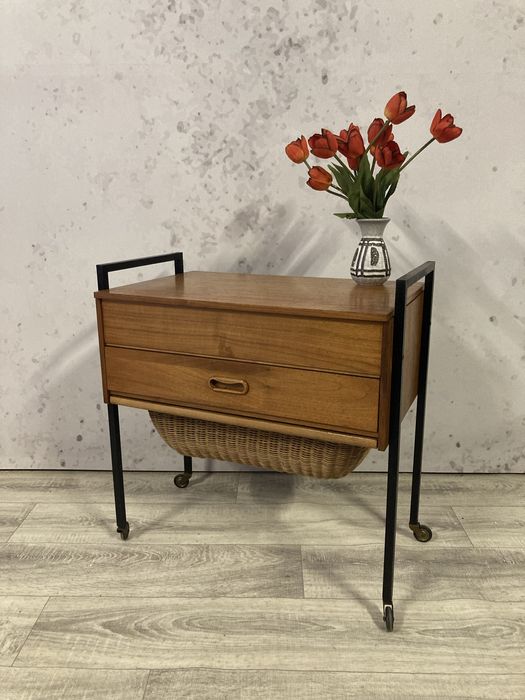 Duński mobilny niciak, stolik z koszykiem