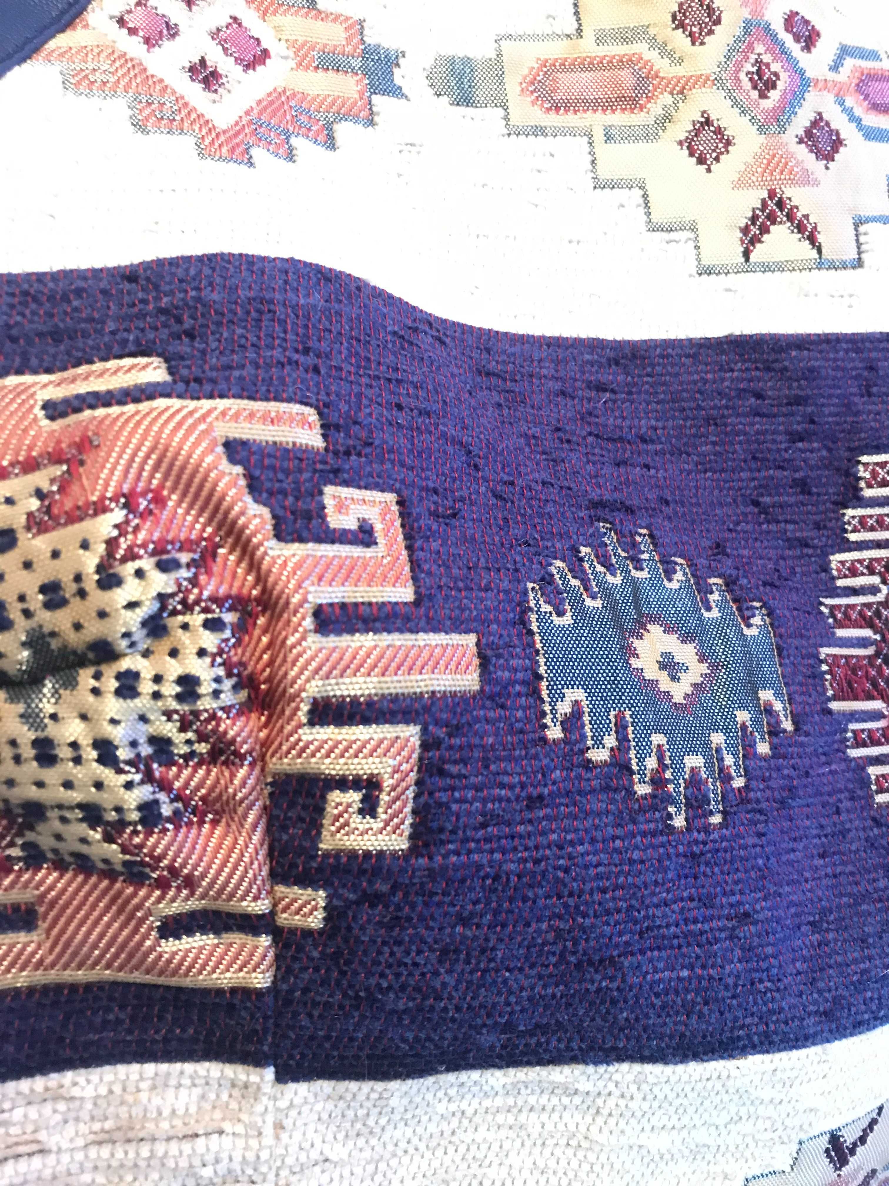 Crop top z wycięciem na plecach od Souchi azteckie wzory