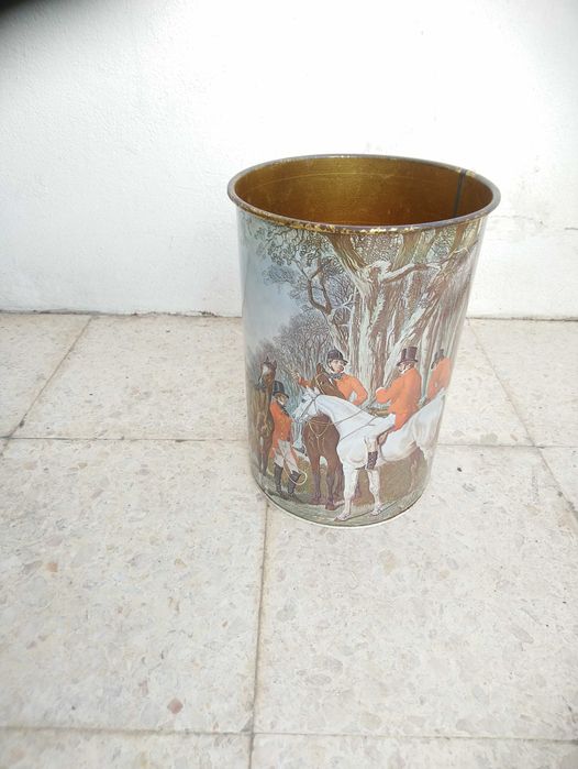 Duas Latas para papeis