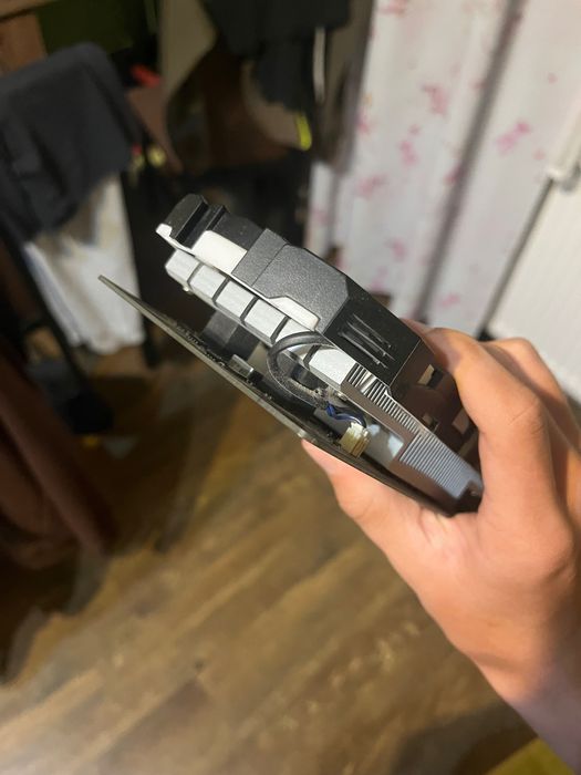 Продаю відеокарту gtx 1050 ti в ідеал стані користувався 3-4 місяці
