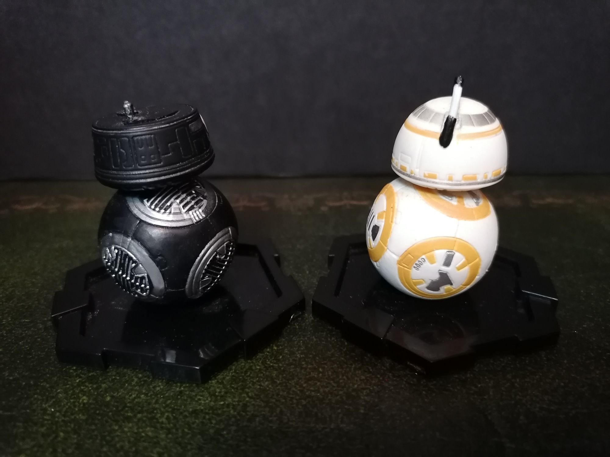 2 figuras de ação da Star Wars, robôs Bb-9e e Bb-8