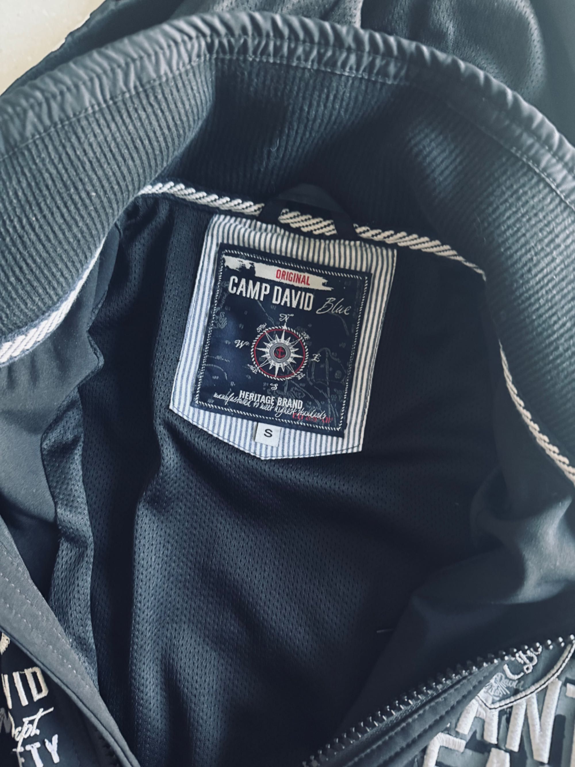 Camp David extra markowa męska kurtka softsheel r. S, naszywki, kaptur
