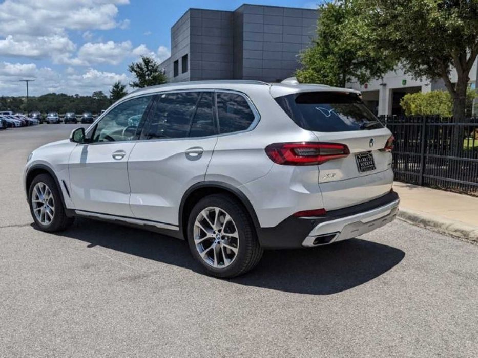 Розкішна BMW X5 2022