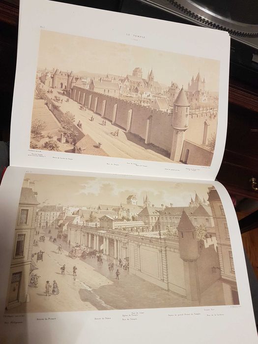 Livro Paris A Travers Les Ages