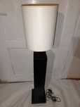 Lampa stojąca drewniana czarna