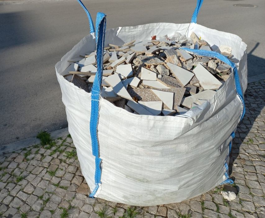 Recolha de entulho demolição de pequenas paredes 
Limpeza de trenos 
P