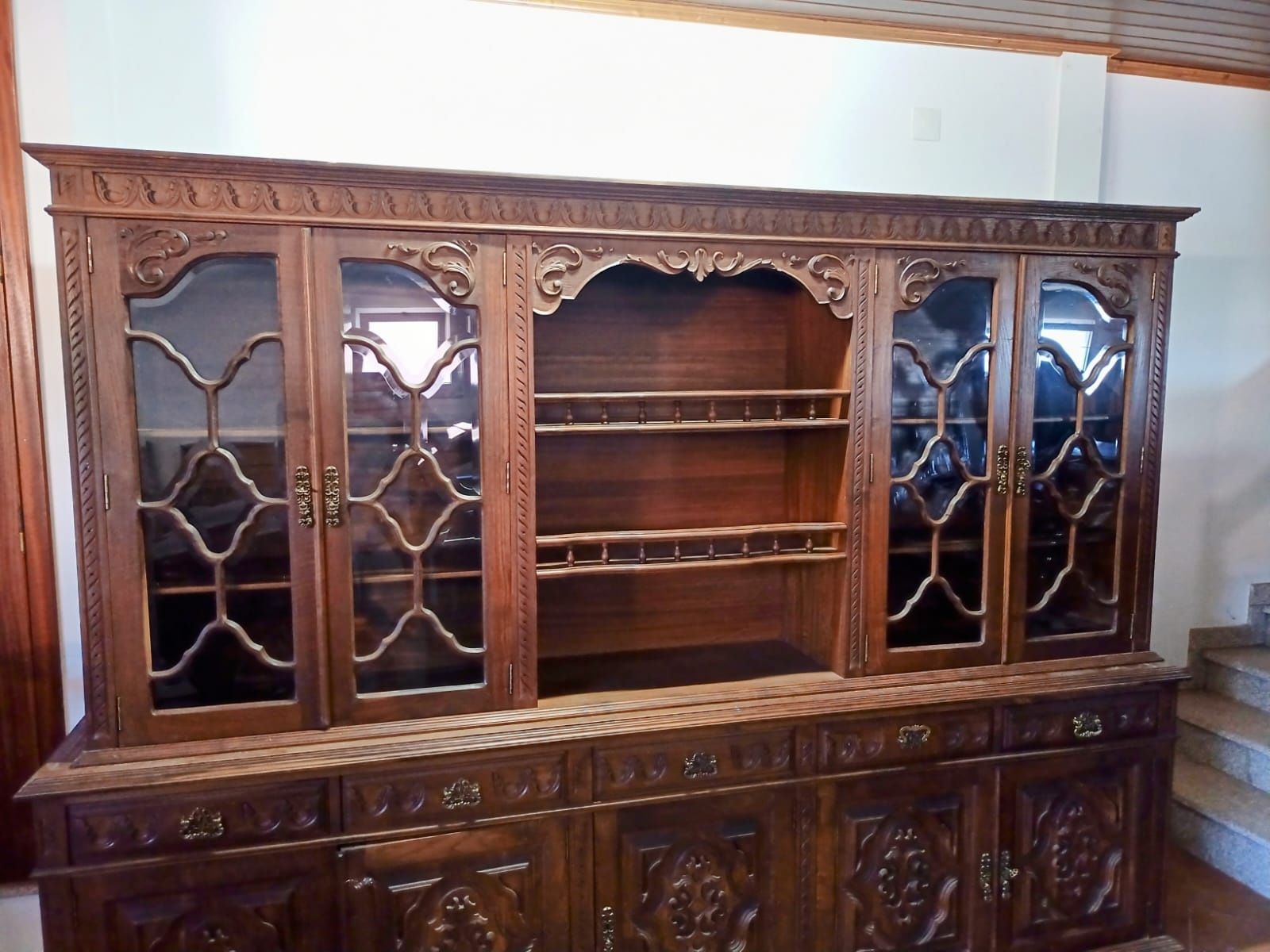 Móvel de sala com vitrine