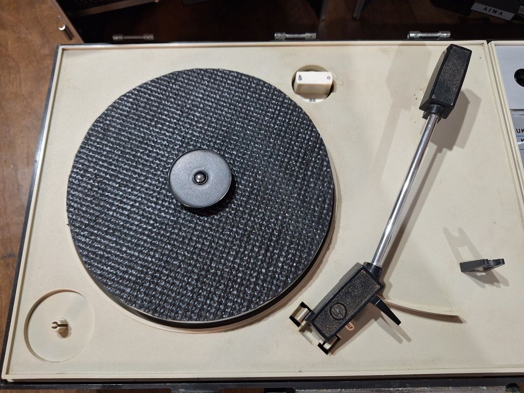 Rádio Gira Discos Stereo P-184 marca japonesa AIWA com mala portátil