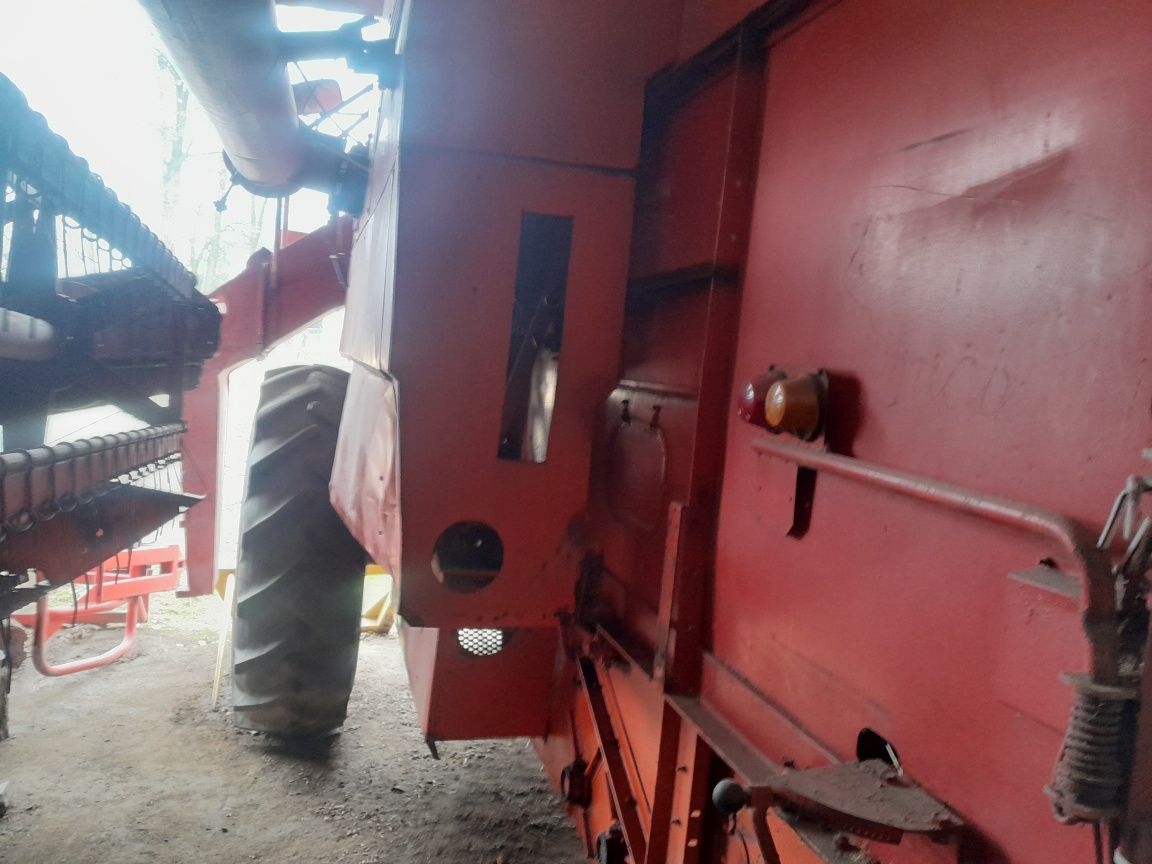 Kombajn bizon ZO56 super garażowany użytkowany transport silnik igla