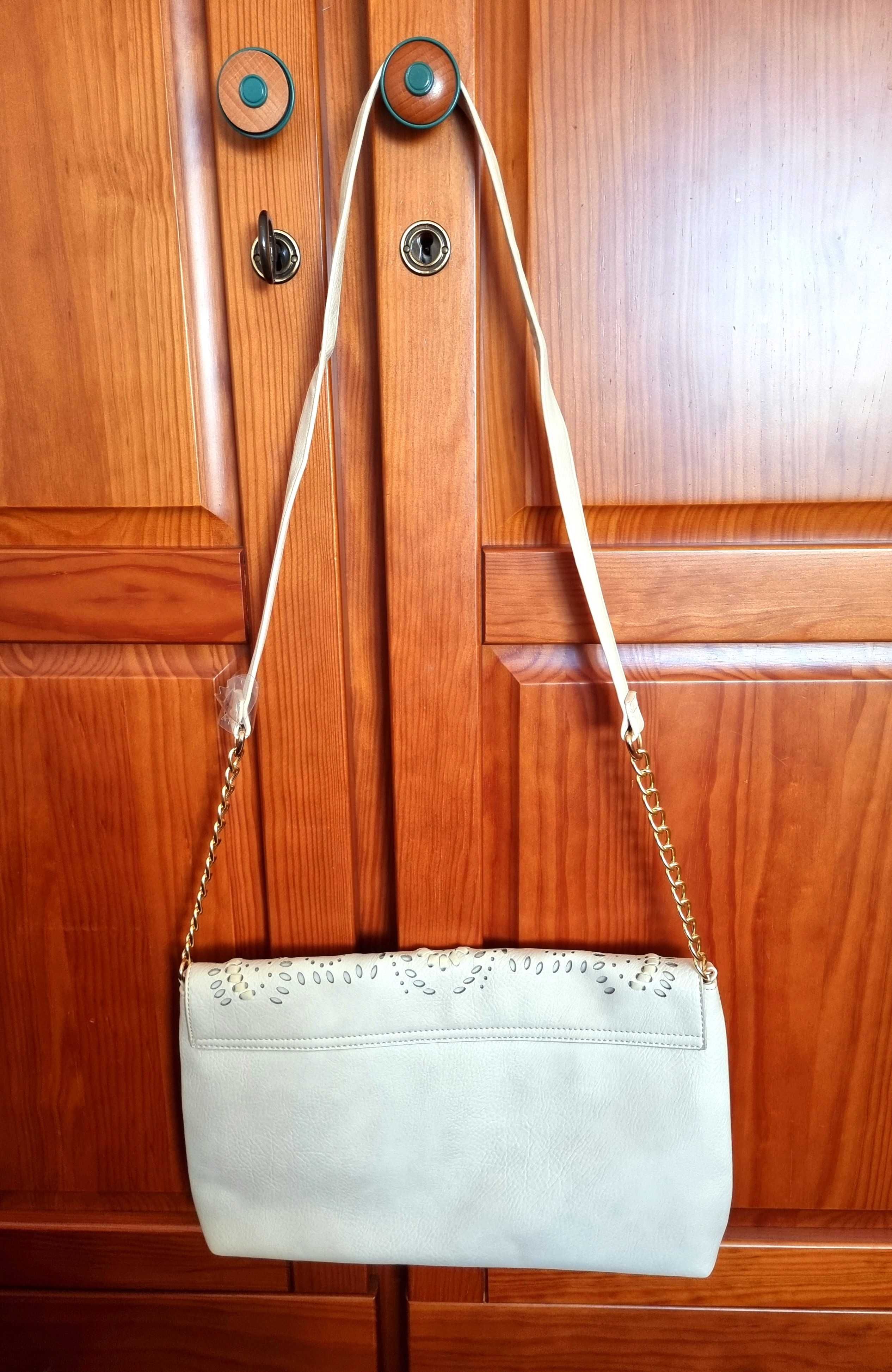 Mala bege e dourada com trabalhado, com cerca de 35x22cm - nunca usada