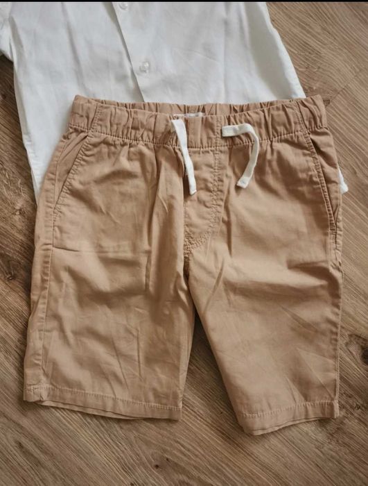 Elegancki zestaw HM Reserved 134 koszula biała szorty beżowe