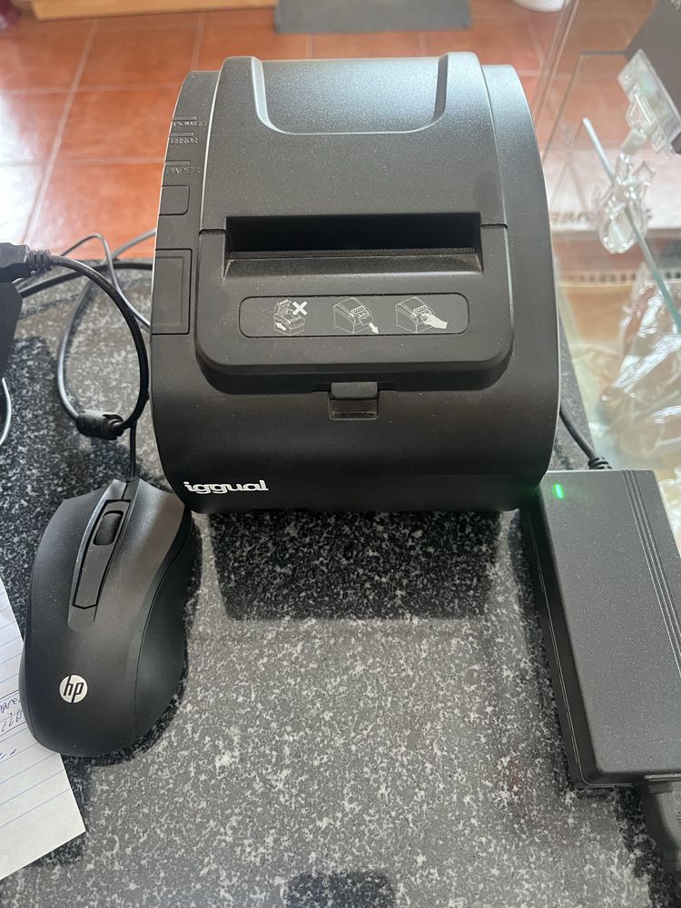 Impresora e gaveta de trocos