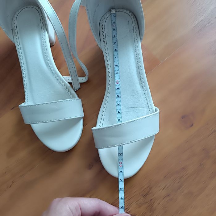 Sandałki białe r.34