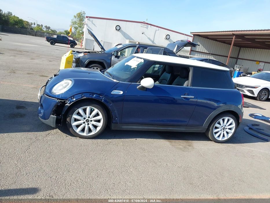 2017 MINI COOPER S в дорозі