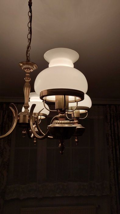 Żyrandol mosiężny, pięcioramienny z kloszami