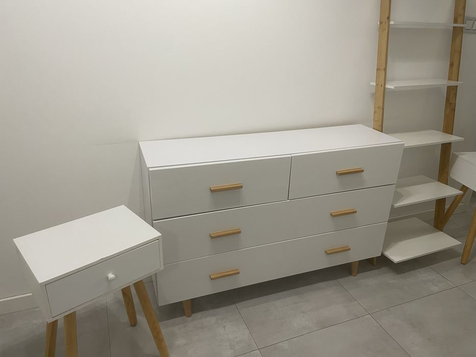 Zestaw bialych mebli