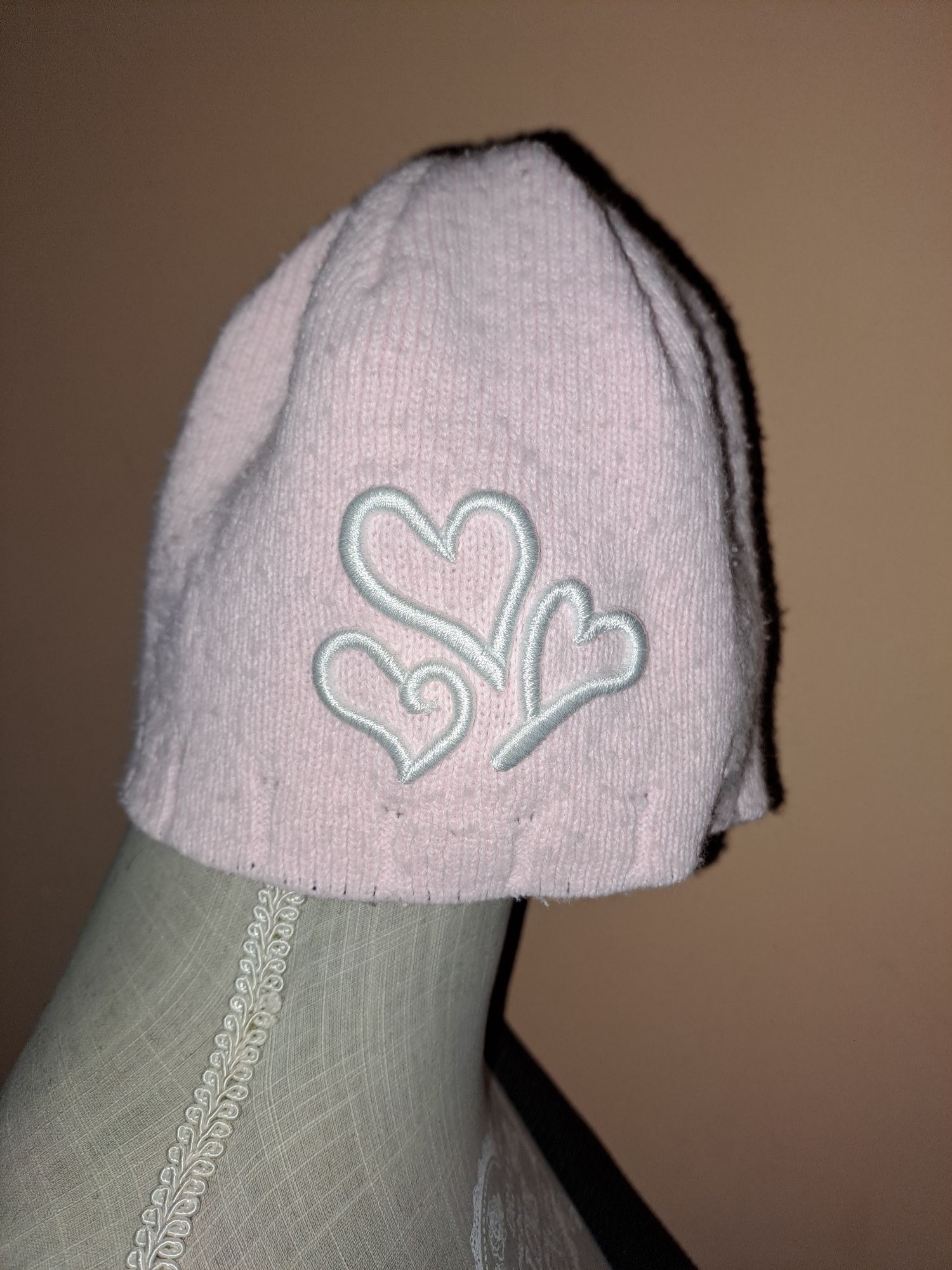 Różowa czapeczka z serduszkami na ok. 2 latka