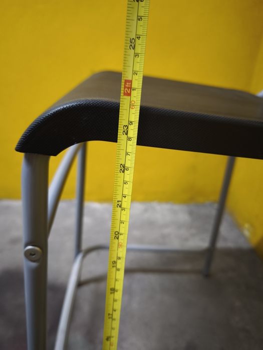 Banco Alto com encosto cinza/preto 63 cm