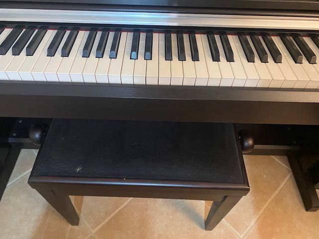 Piano Digital Yamaha Arius YDP142 Pau Rosa Escuro + Banco
