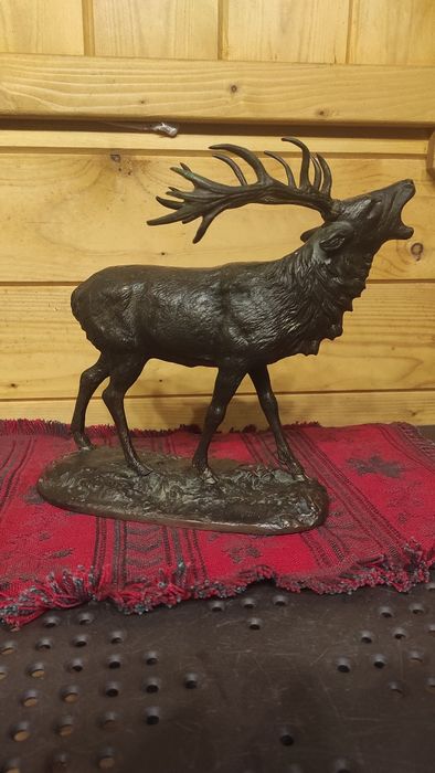 Jeleń byk na rykowisku z brązu