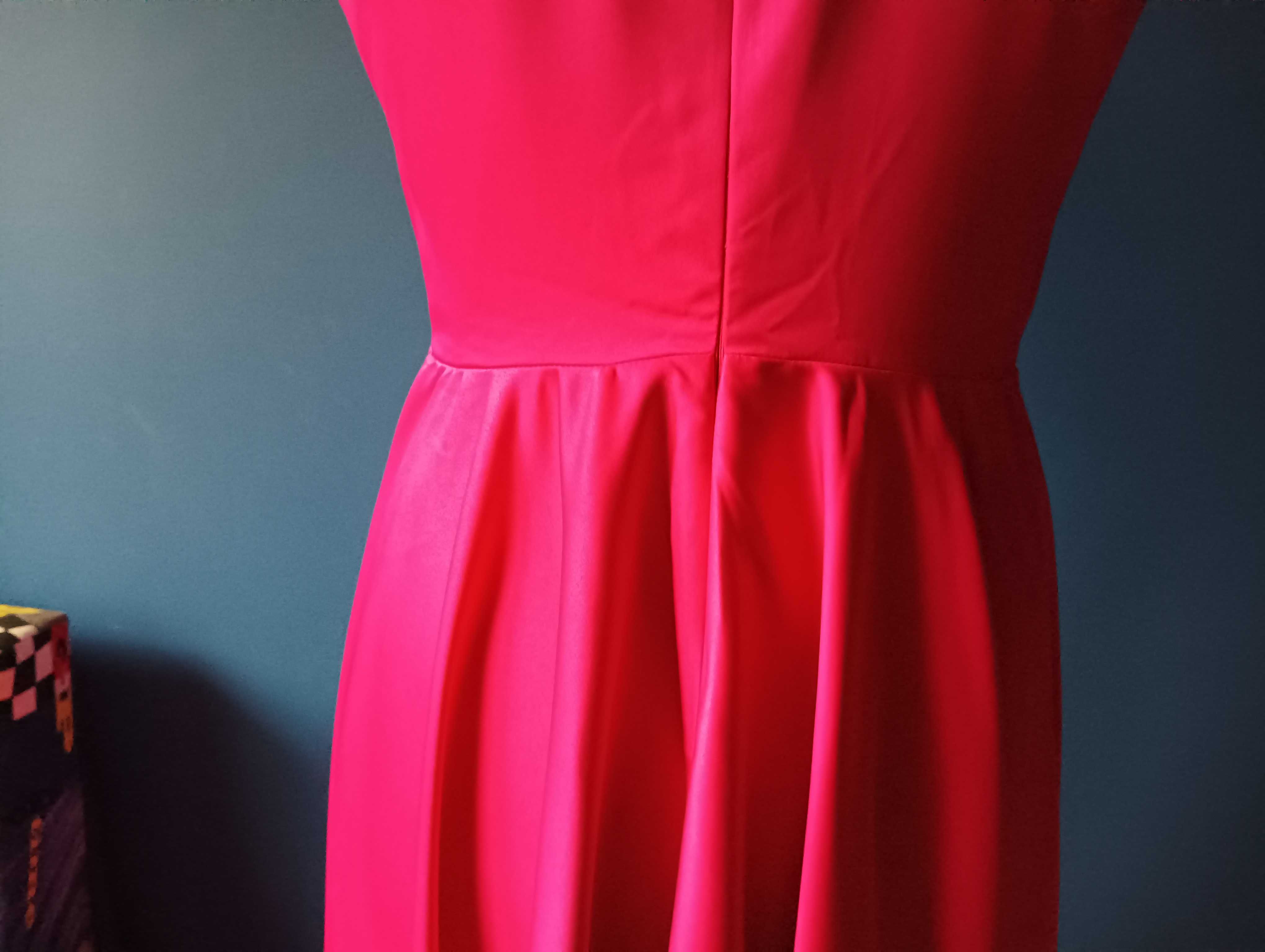 Długa sukienka na imprezę w kolorze cyklamenowym