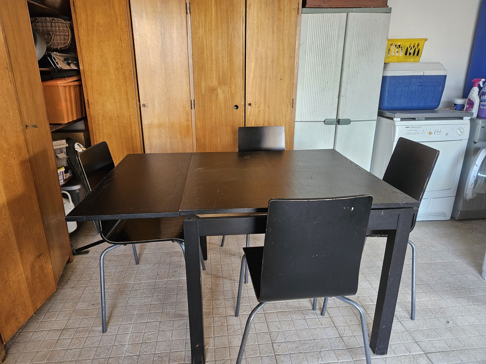 Mesa extensível e 4 Cadeiras