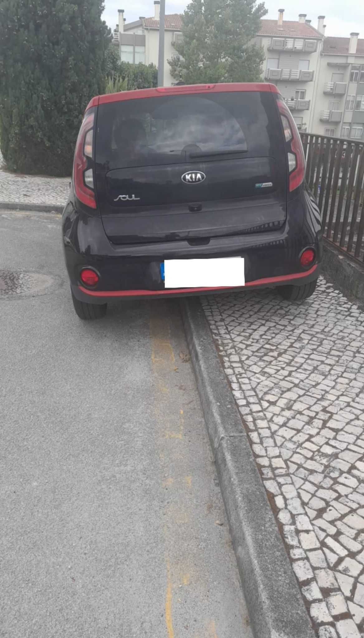 Carro eléctrico muito bem estimado,como novo!!!