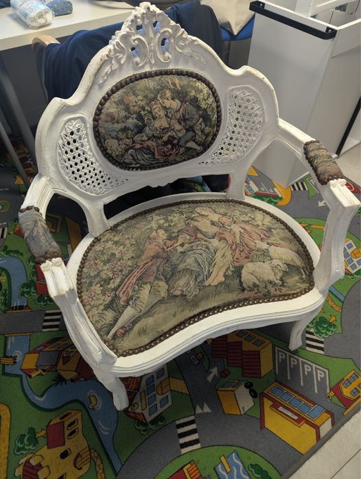 Zestaw mebli drewnianych w stylu barokowym