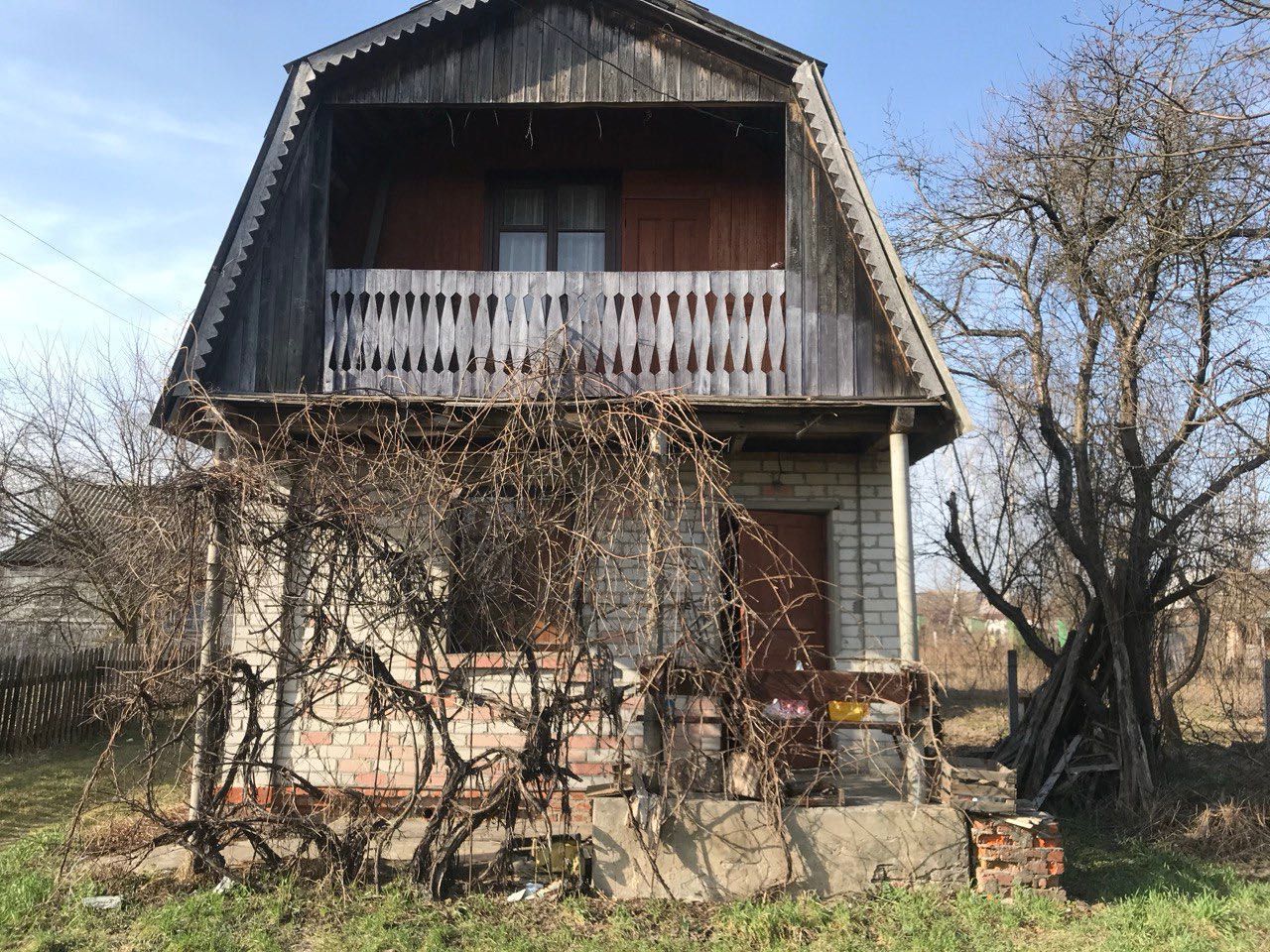 Продаж дачного 2 поверхового будинку с землею