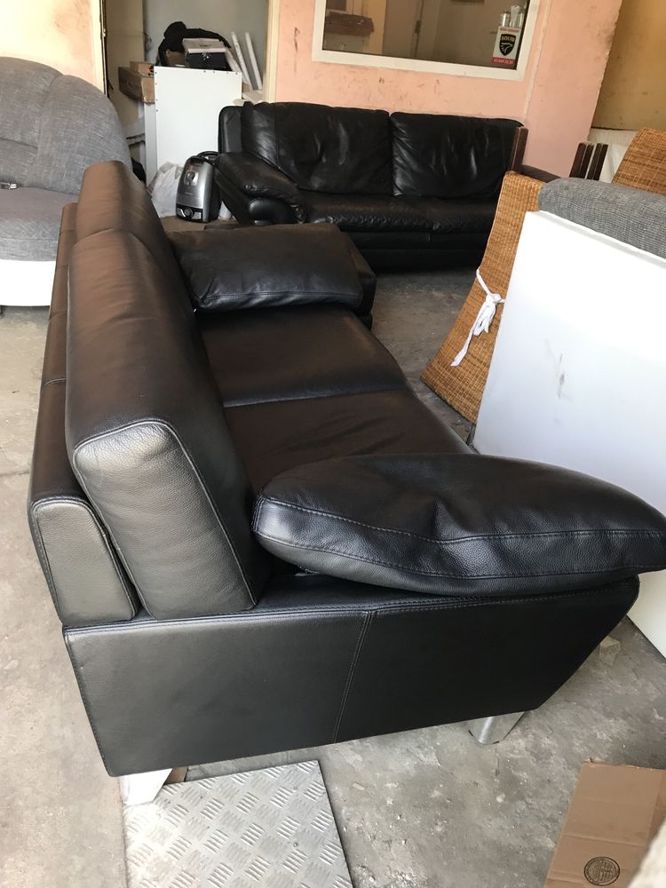 Elegancka czarna sofa z podnóżkiem