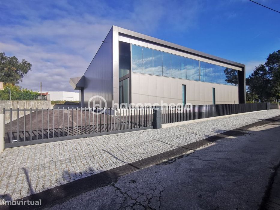 Pavilhão industrial com 483 m2 em Lijó, Barcelos