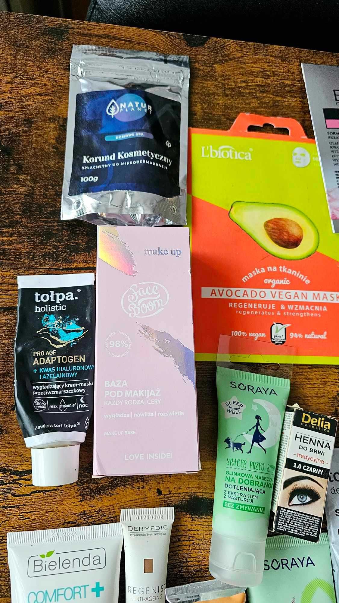 Zestaw do pielęgnacji twarzy. Krem, maseczka, peeling baza pod makijaż