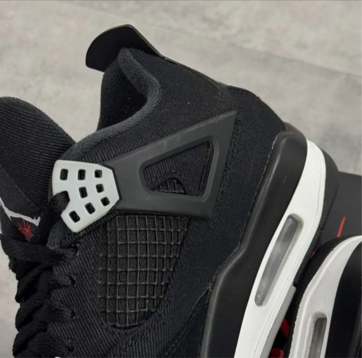 Vendo Jordan 4 black canva