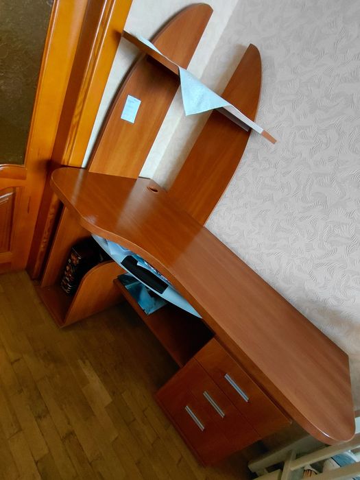 Комп'ютерний стіл