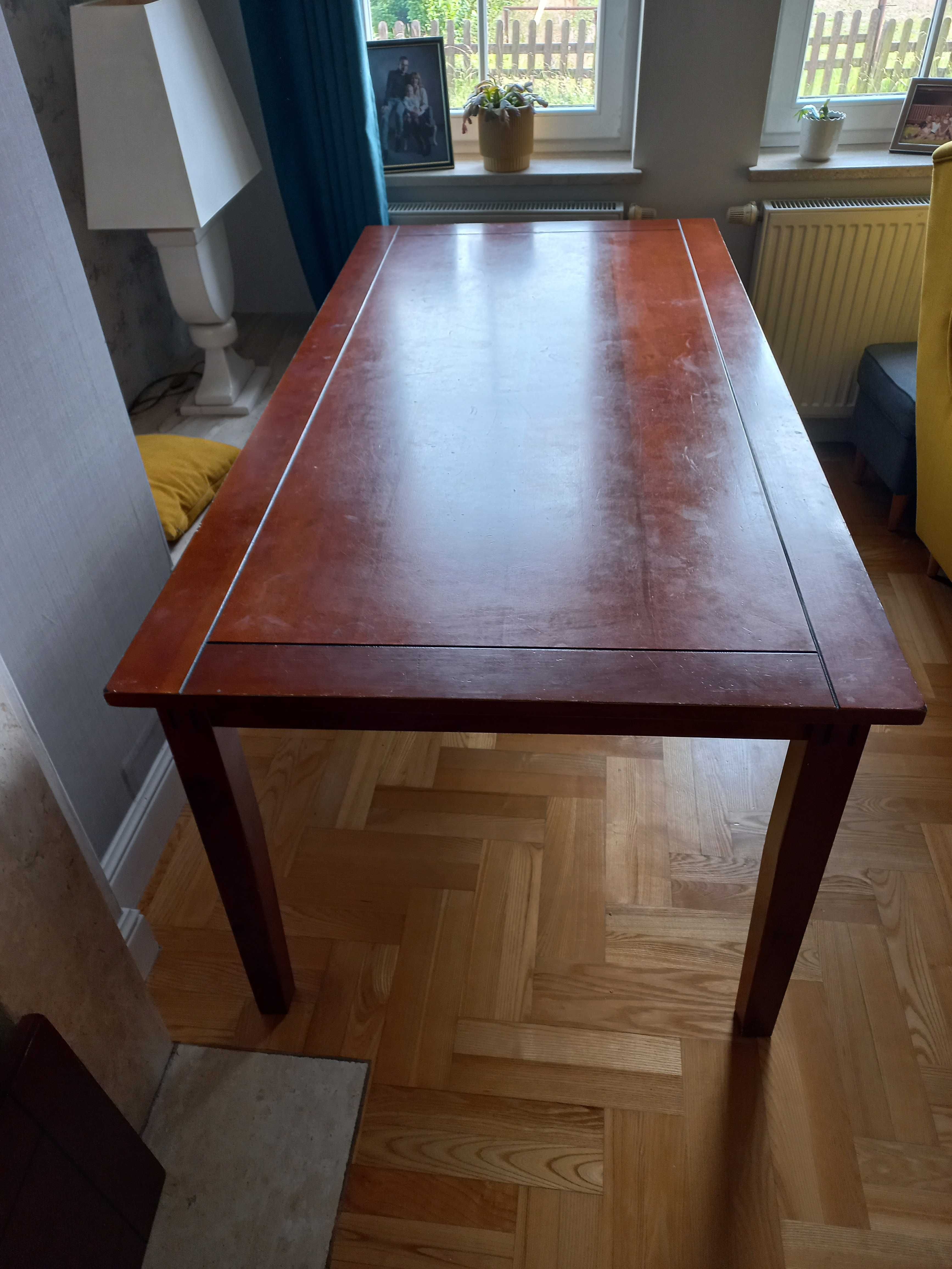 Stół do jadalni lub salonu.