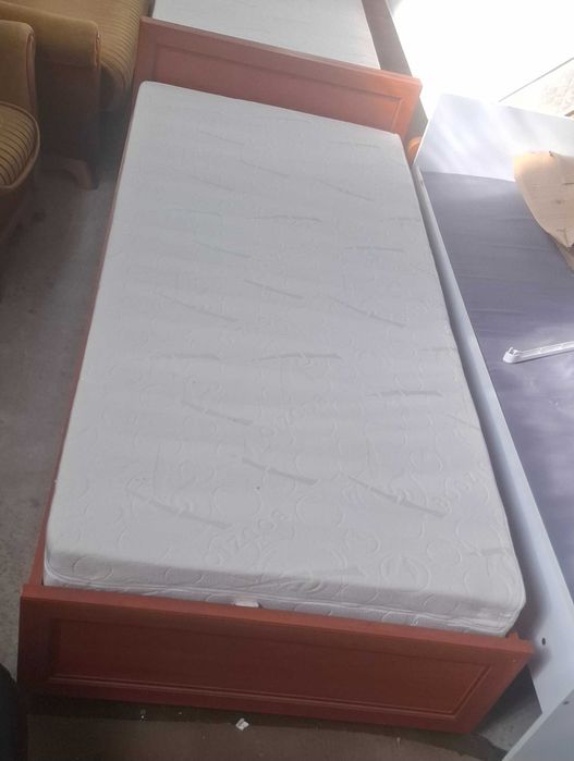 solidne czyste zadbane łózko 1 osobowe z materacem na sprezynach