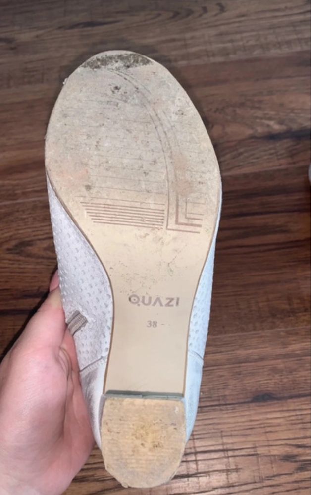 skorzane buty na obcasie z odkrytymi palcami