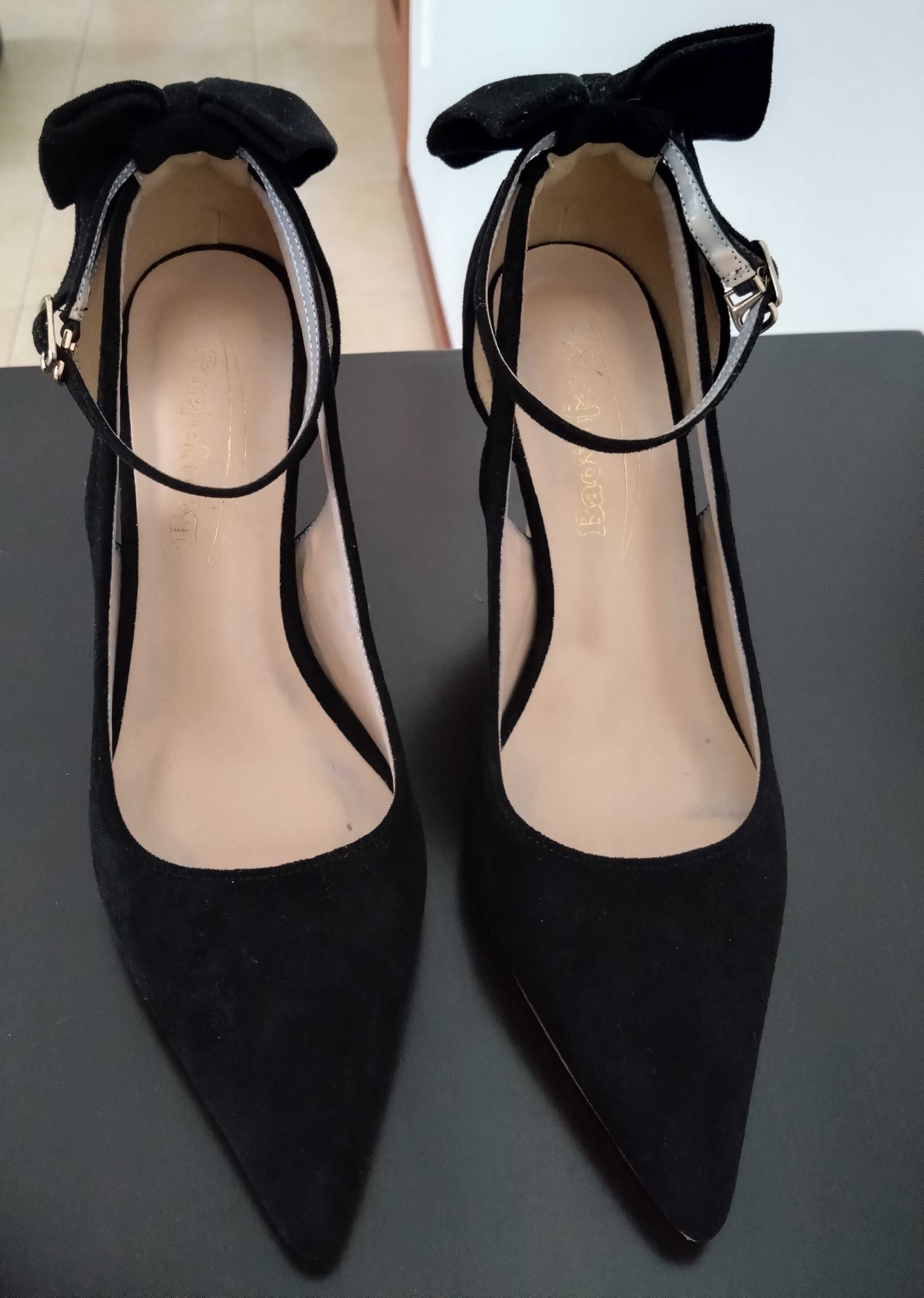Sapatos salto alto com laço