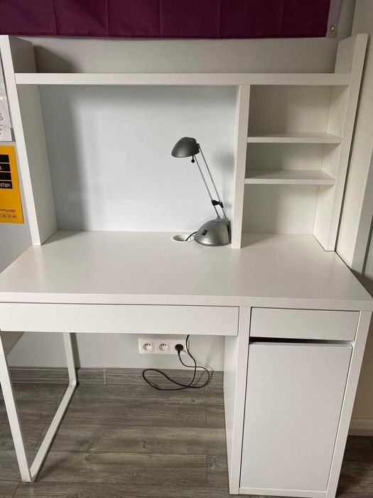białe biurko z nadstawką z ikei z tablicą magnesową