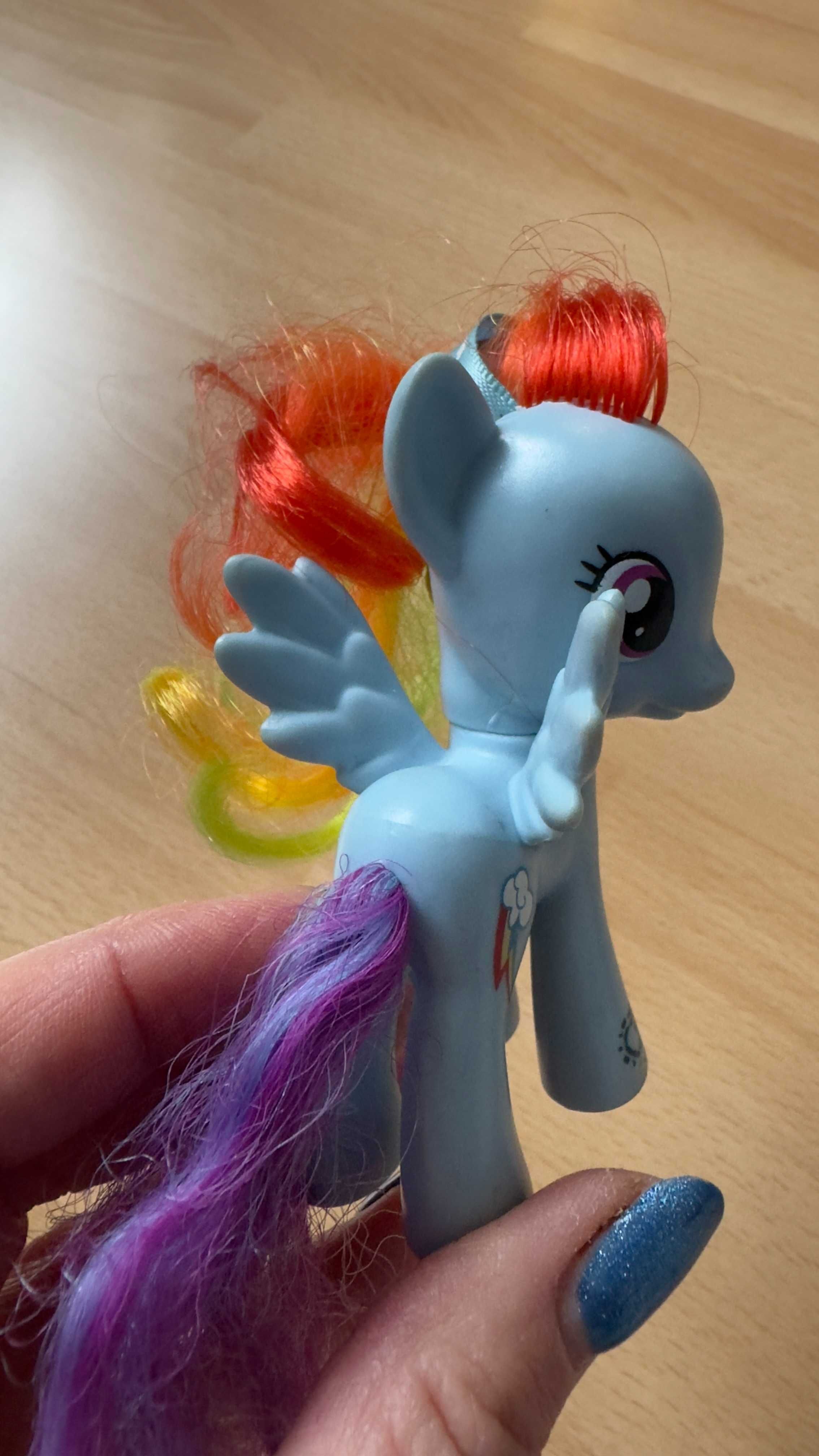 Śliczny kucyk Rainbow Dash firmy Hasbro My Little Pony