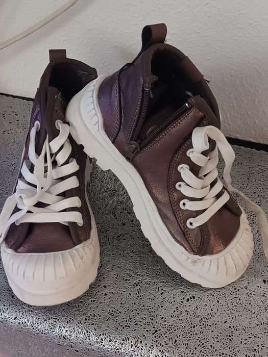 Bota brilhante de menina