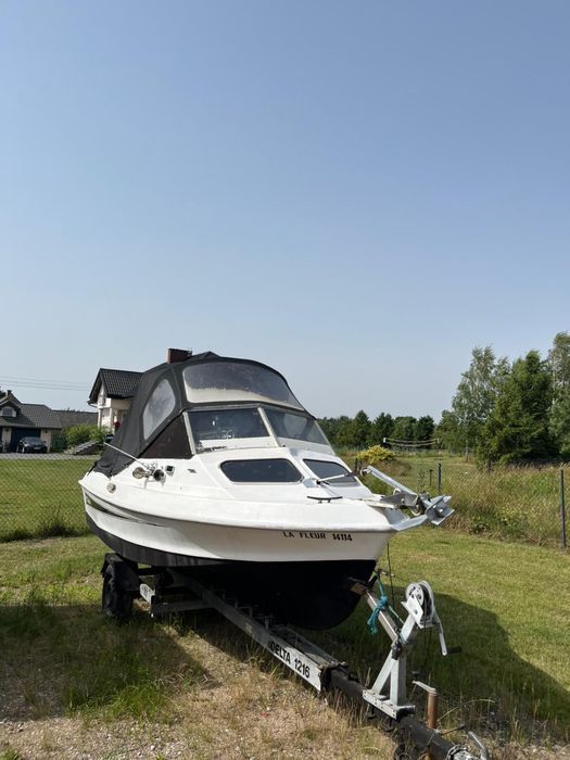 Łódź motorowa z dwoma silnikami