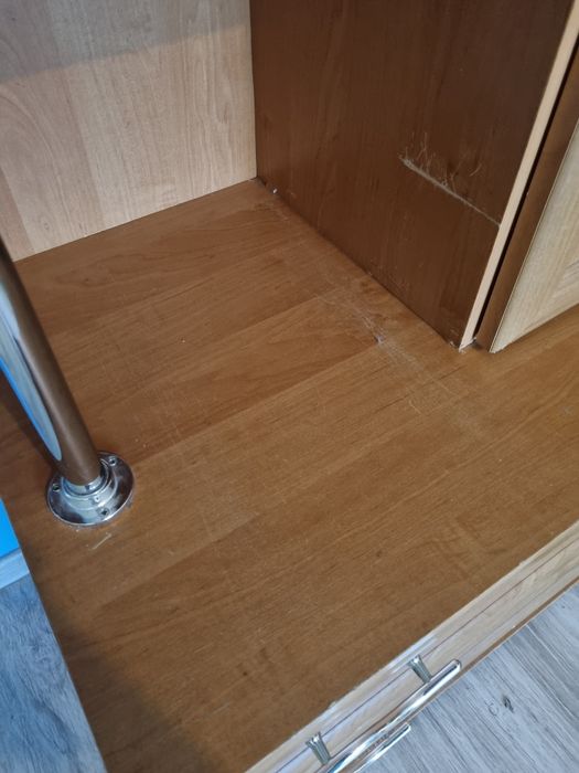 Brązowy regał z szafką i 2 szufladami – solidny i pojemny