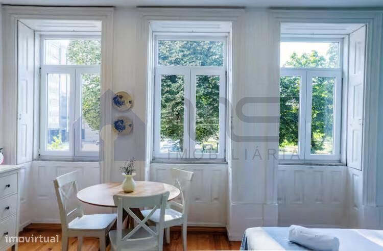 Apartamento T0 Equipado e Mobilado – Praça da República, Porto
