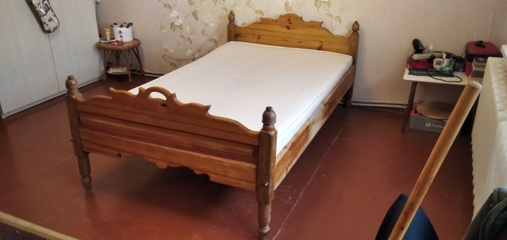 Ліжко дерев'яне з матрасом